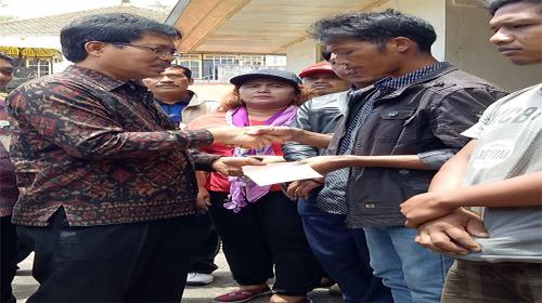 Diskop UMKM Kota Denpasar Bantu Korban Longsong  di Sukawana 