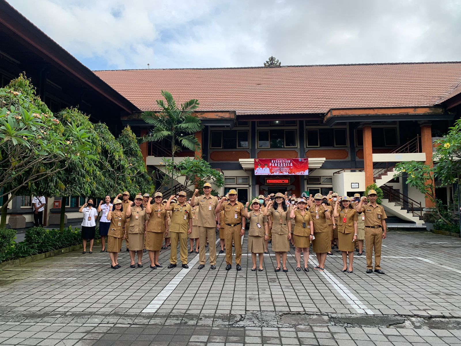 Apel Disiplin Pegawai dipimpin langsung oleh Bapak Sekretaris Daerah Kota Denpasar di Lingkungan Dinas Koperasi UMKM serta Dinas Sosial Kota Denpasar