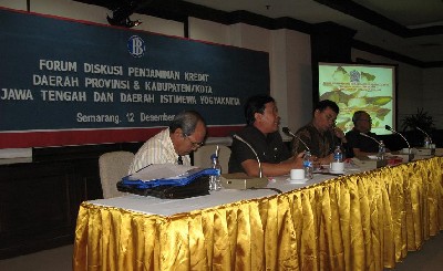 menghadiri Seminar di Semarang